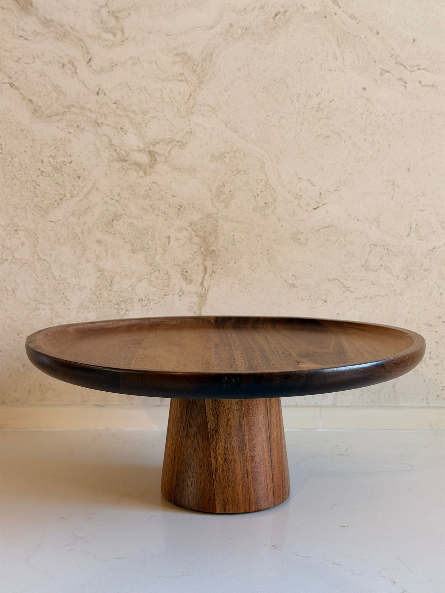 מגש עץ אגוז עגול על רגל