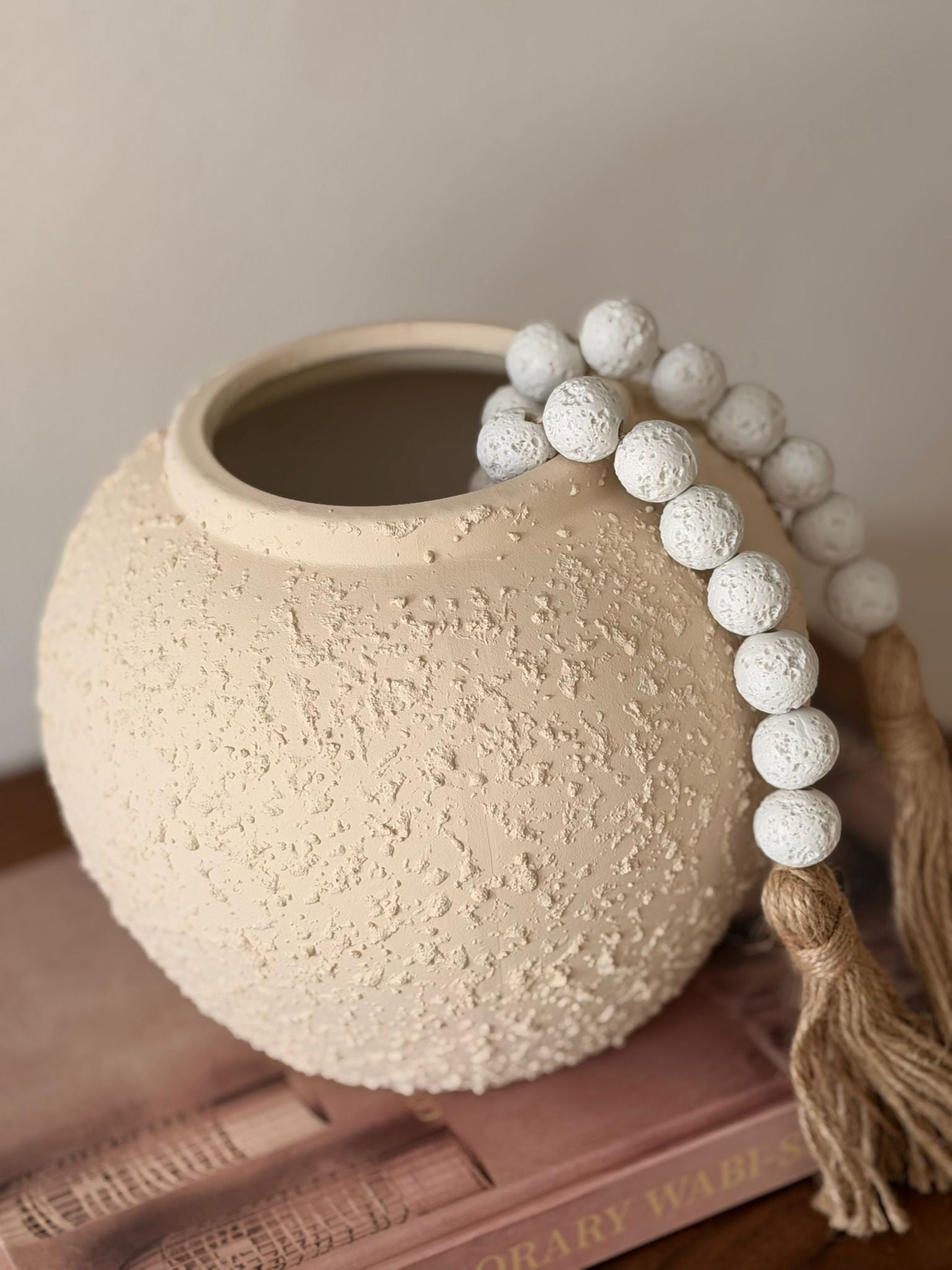 אגרטל חרס גיר אוף-ווייט נמוך