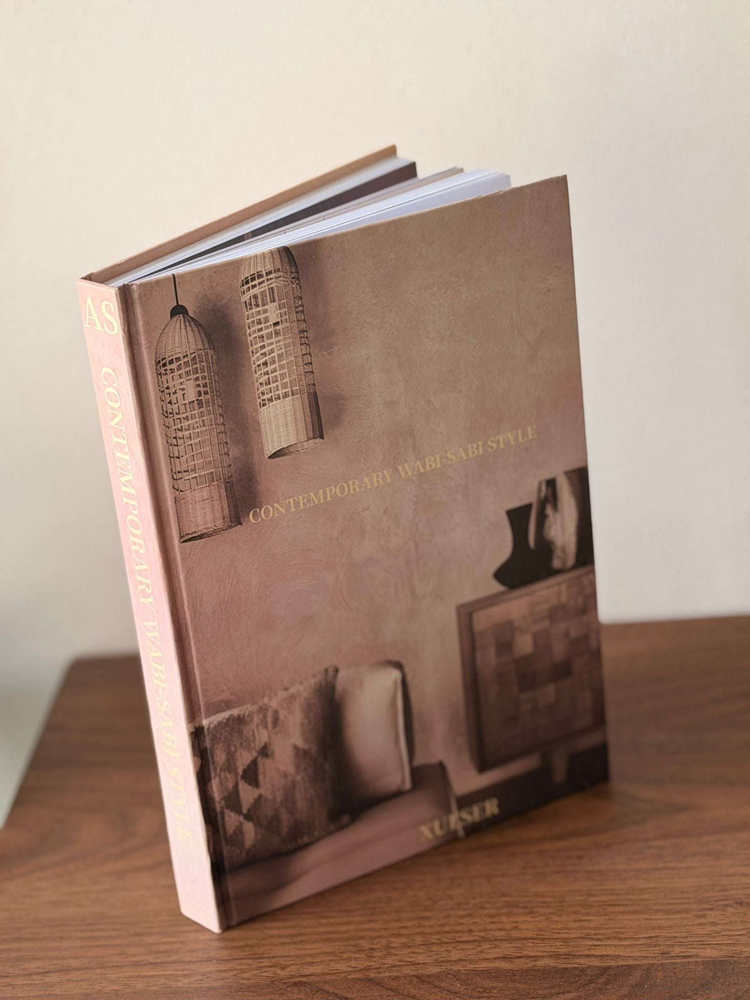 ספר עיצוב נפתח עם דפים - וואבי סאבי