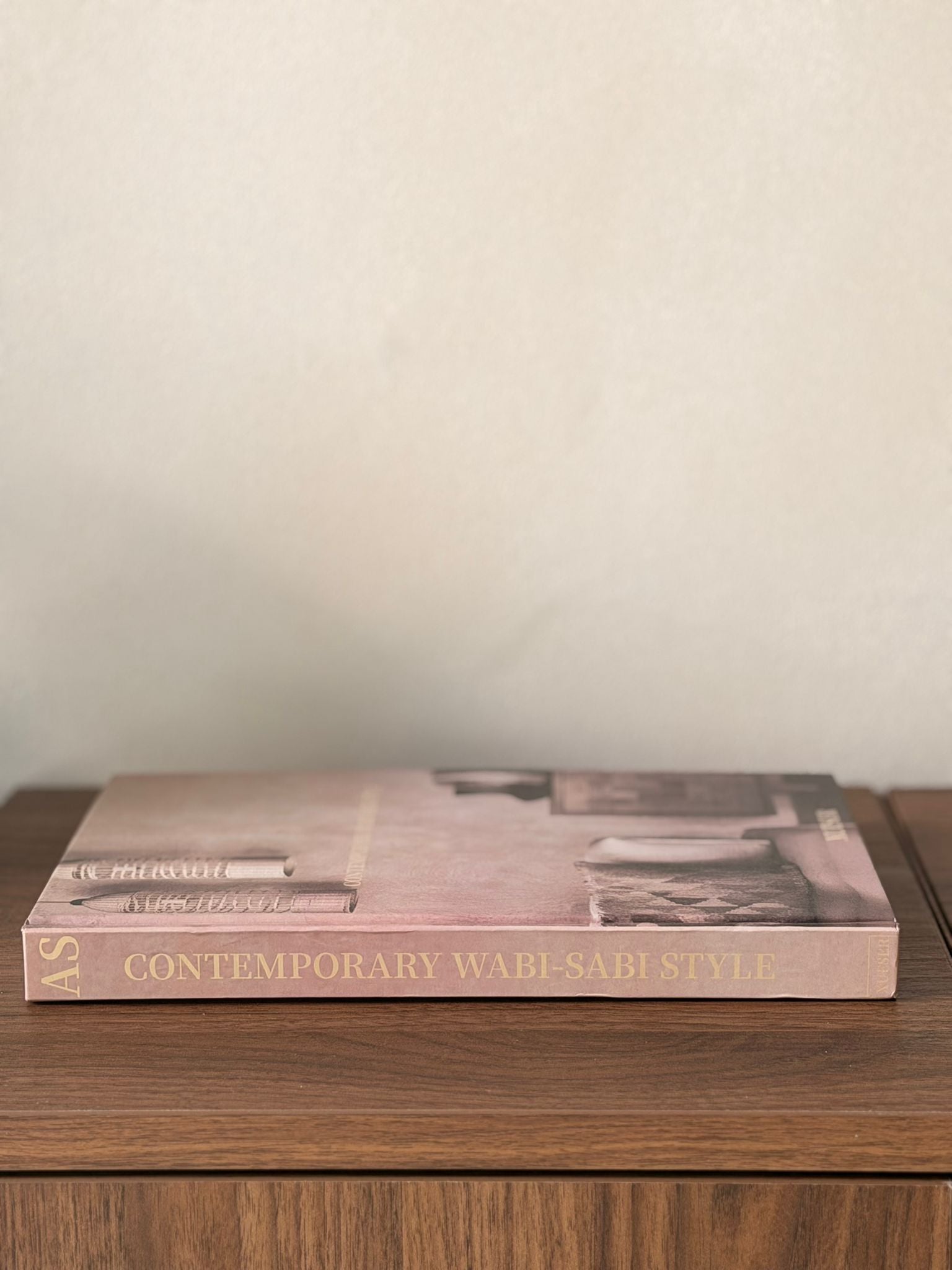 ספר עיצוב נפתח עם דפים - וואבי סאבי