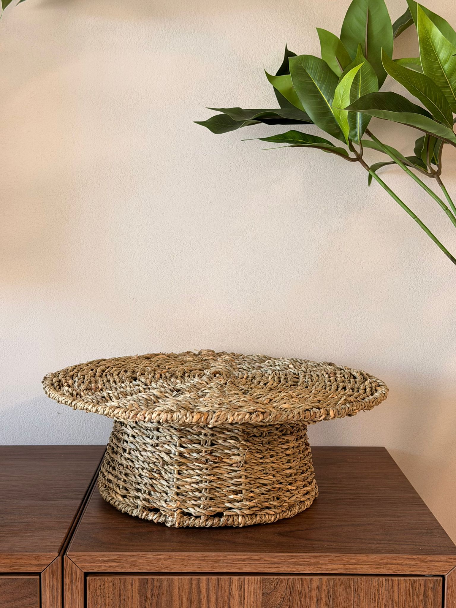 מגש מוגבה עשוי קש קלוע