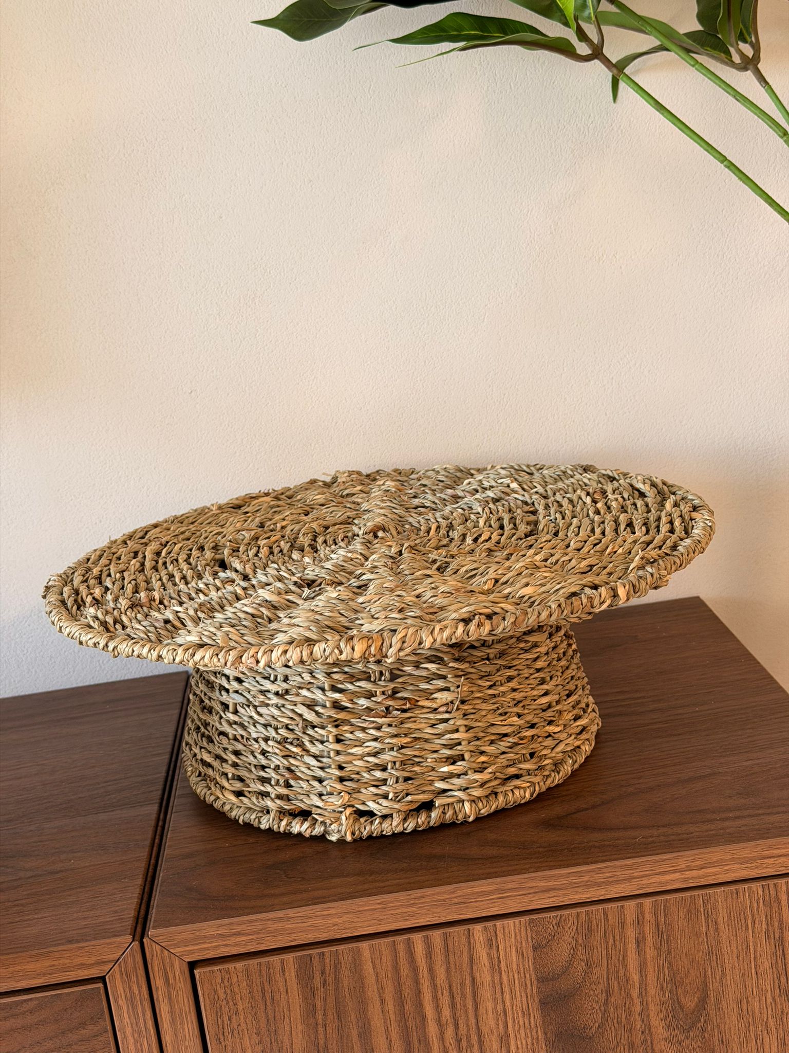 מגש מוגבה עשוי קש קלוע