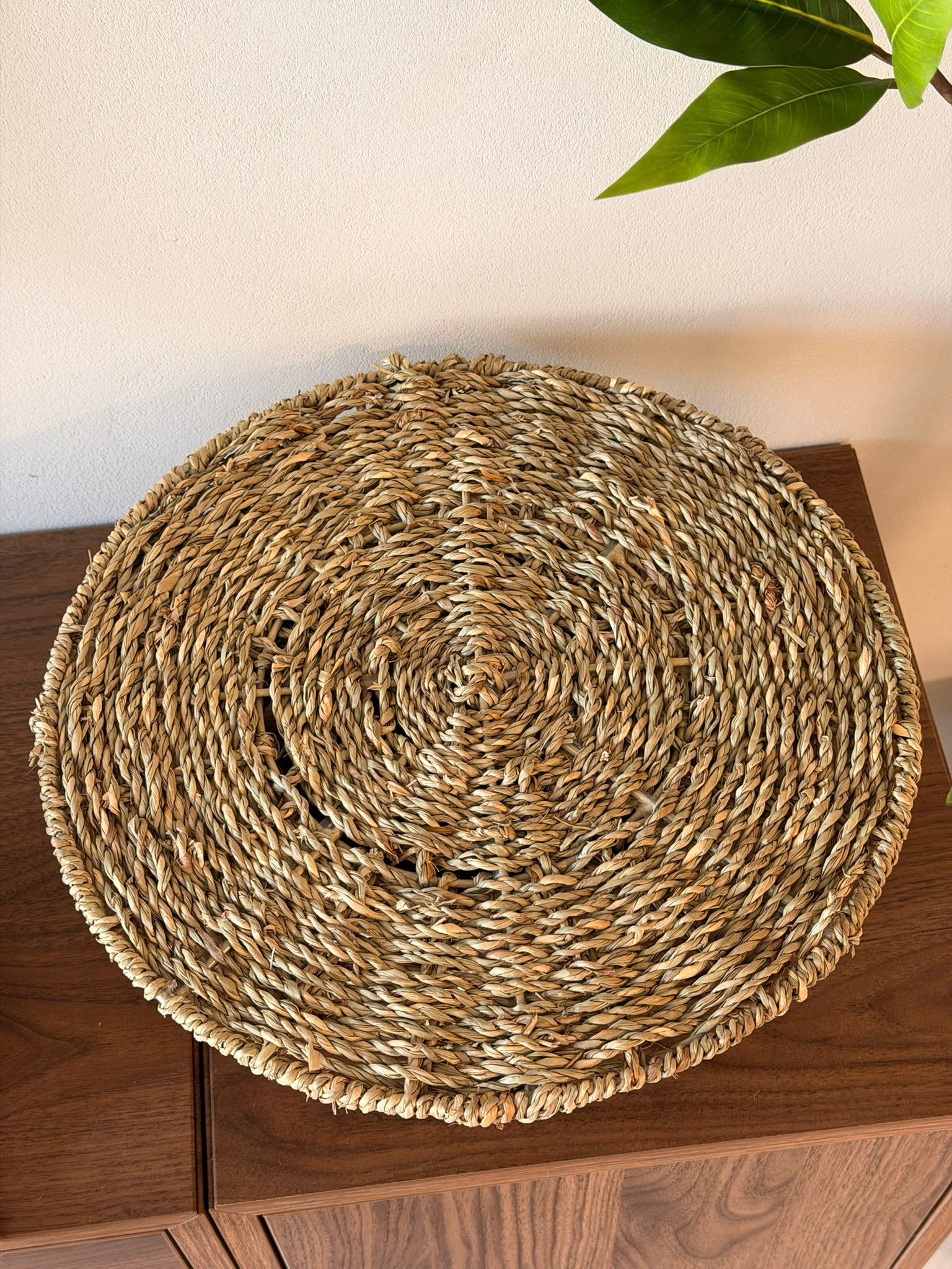 מגש מוגבה עשוי קש קלוע