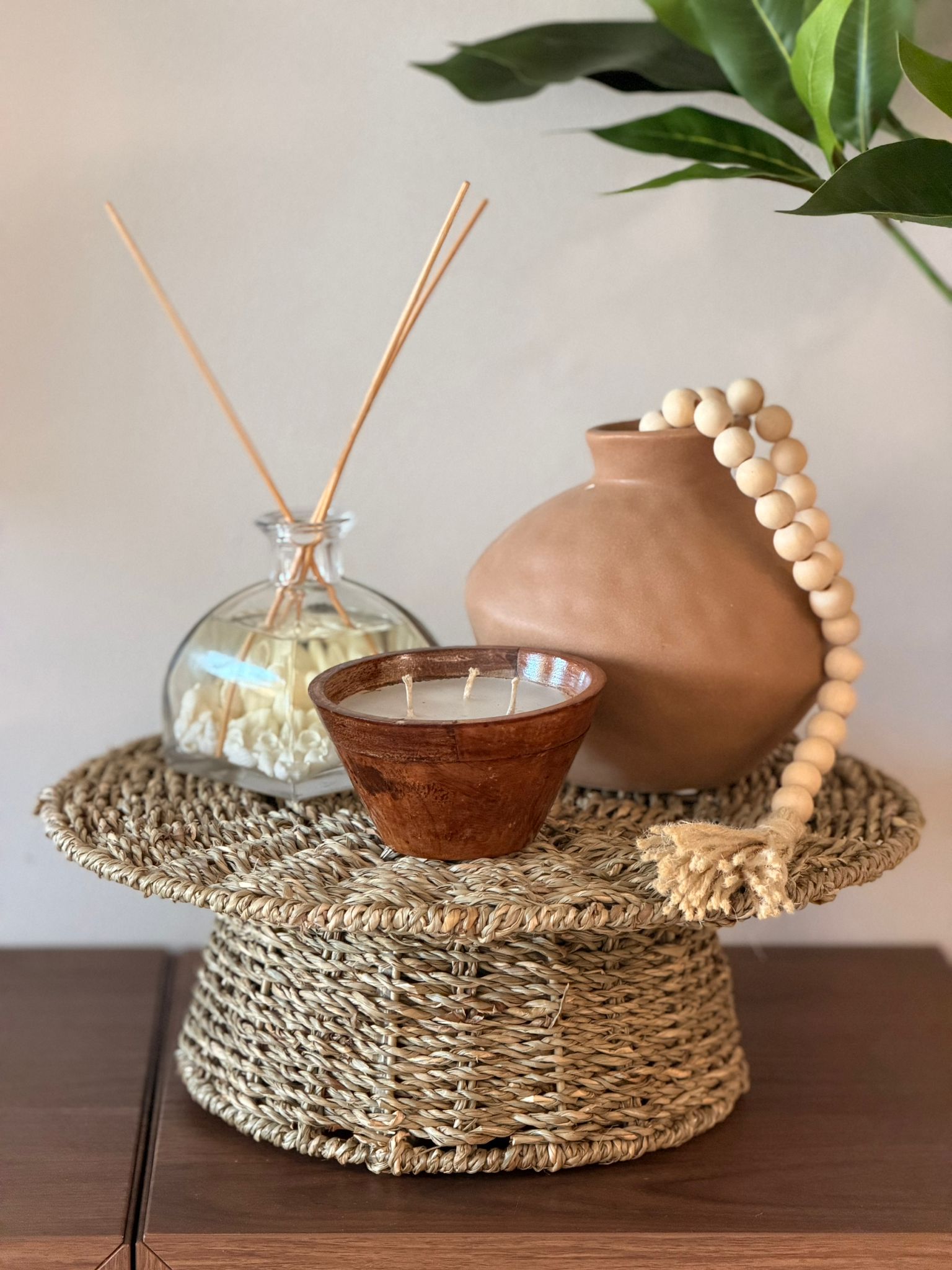 מגש מוגבה עשוי קש קלוע