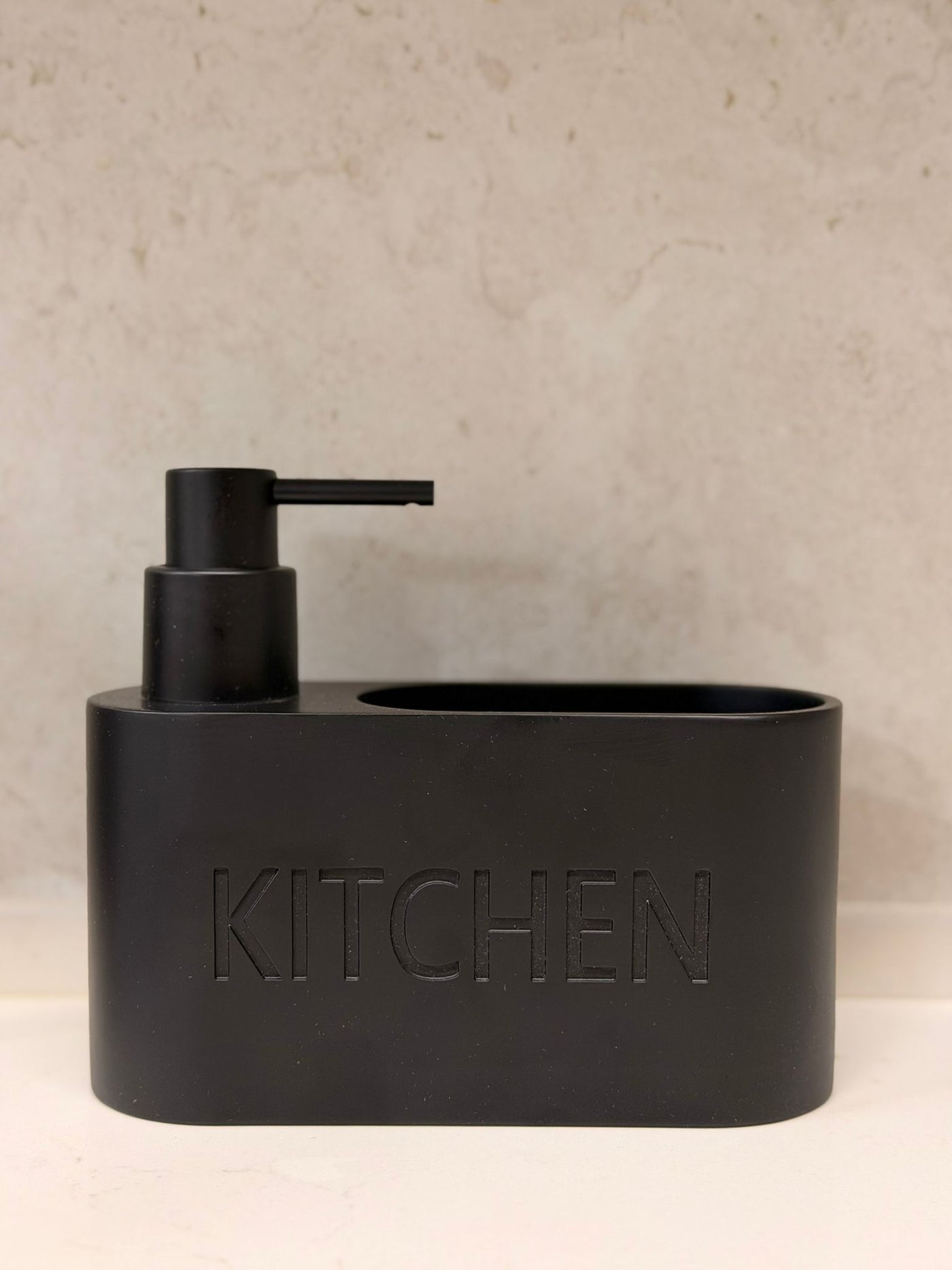 דיספנסר שחור מט מעוגל למטבח עם כיתוב KITCHEN, כולל מיכל סבון עם פיה לחיצה ותא לספוג או מברשת