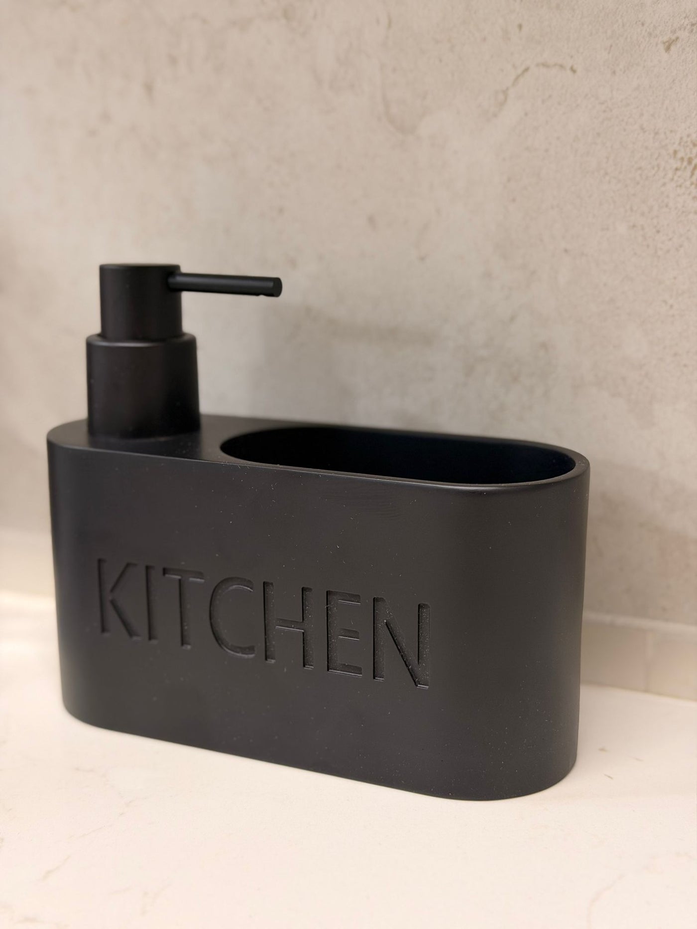 דיספנסר שחור מט למטבח עם כיתוב KITCHEN, כולל מיכל סבון עם פיה לחיצה ותא לספוג או מברשת, עיצוב מודרני וקומפקטי | 1item