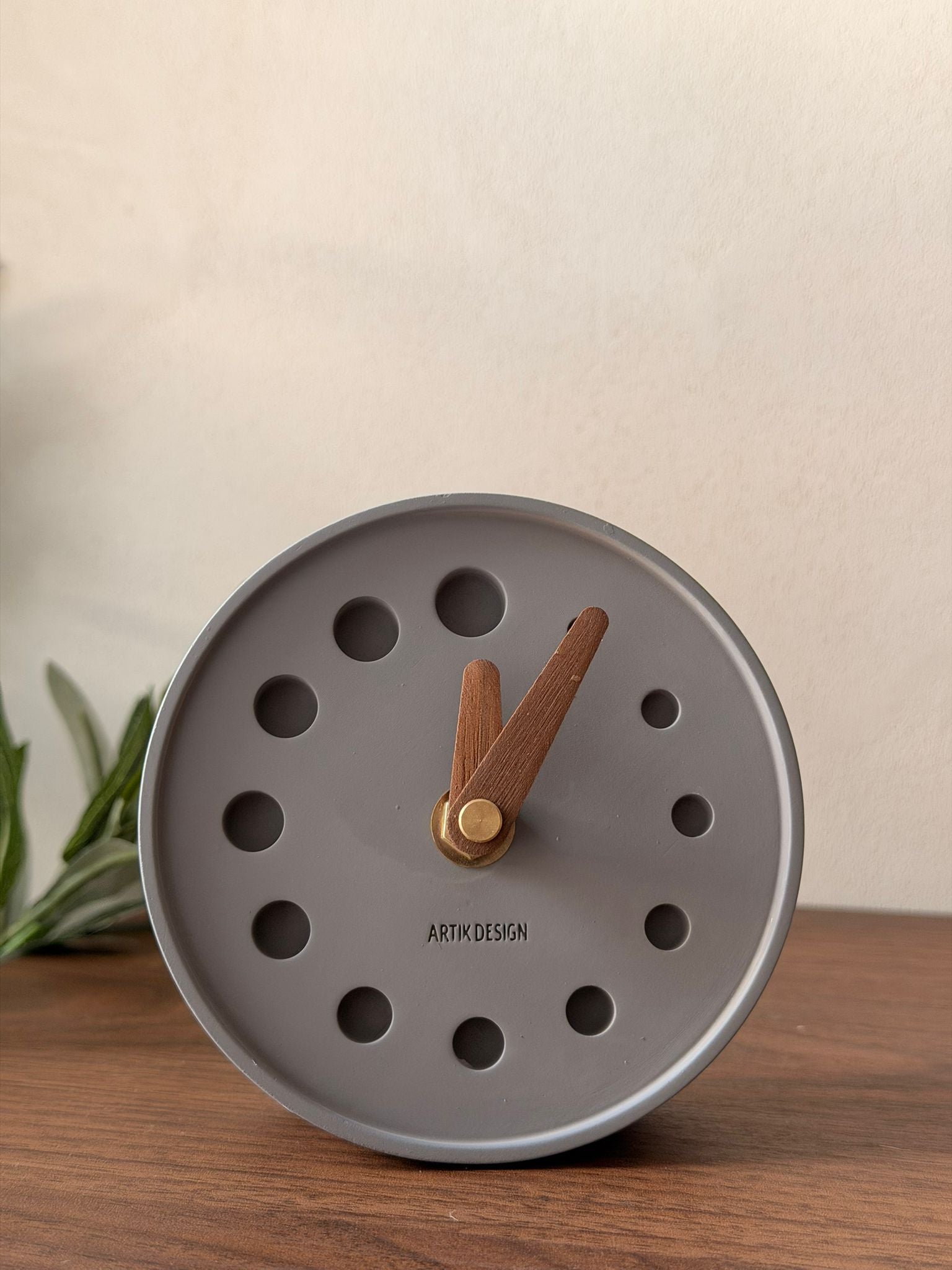 שעון בטון שולחני