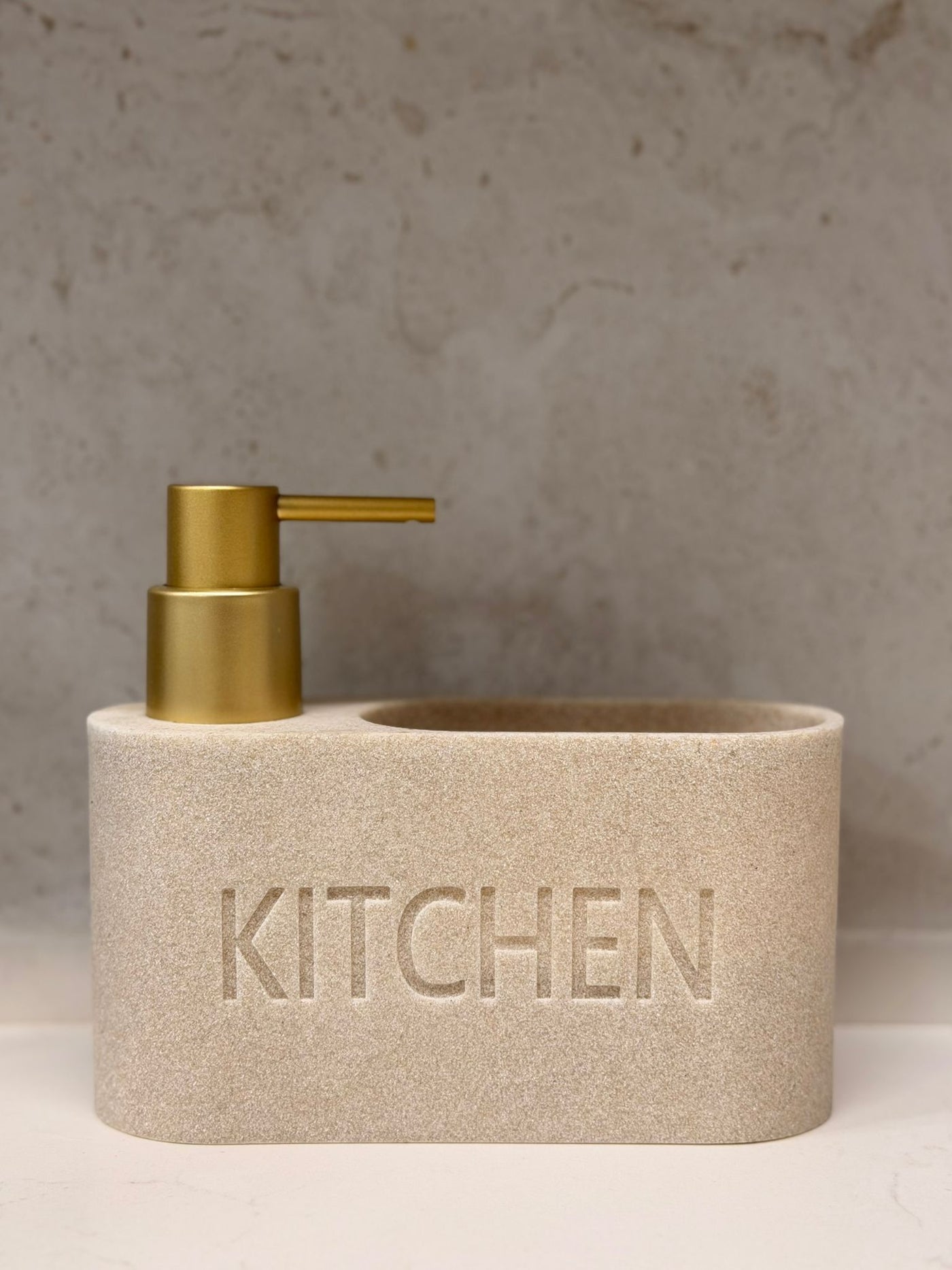 דיספנסר אבן מעוגל למטבח בגוון חול מט עם כיתוב KITCHEN, כולל מיכל סבון ותא לספוג או מברשת | 1item