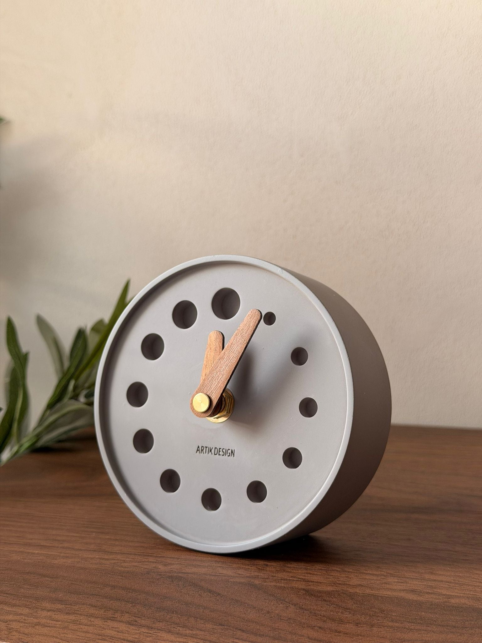 שעון בטון שולחני