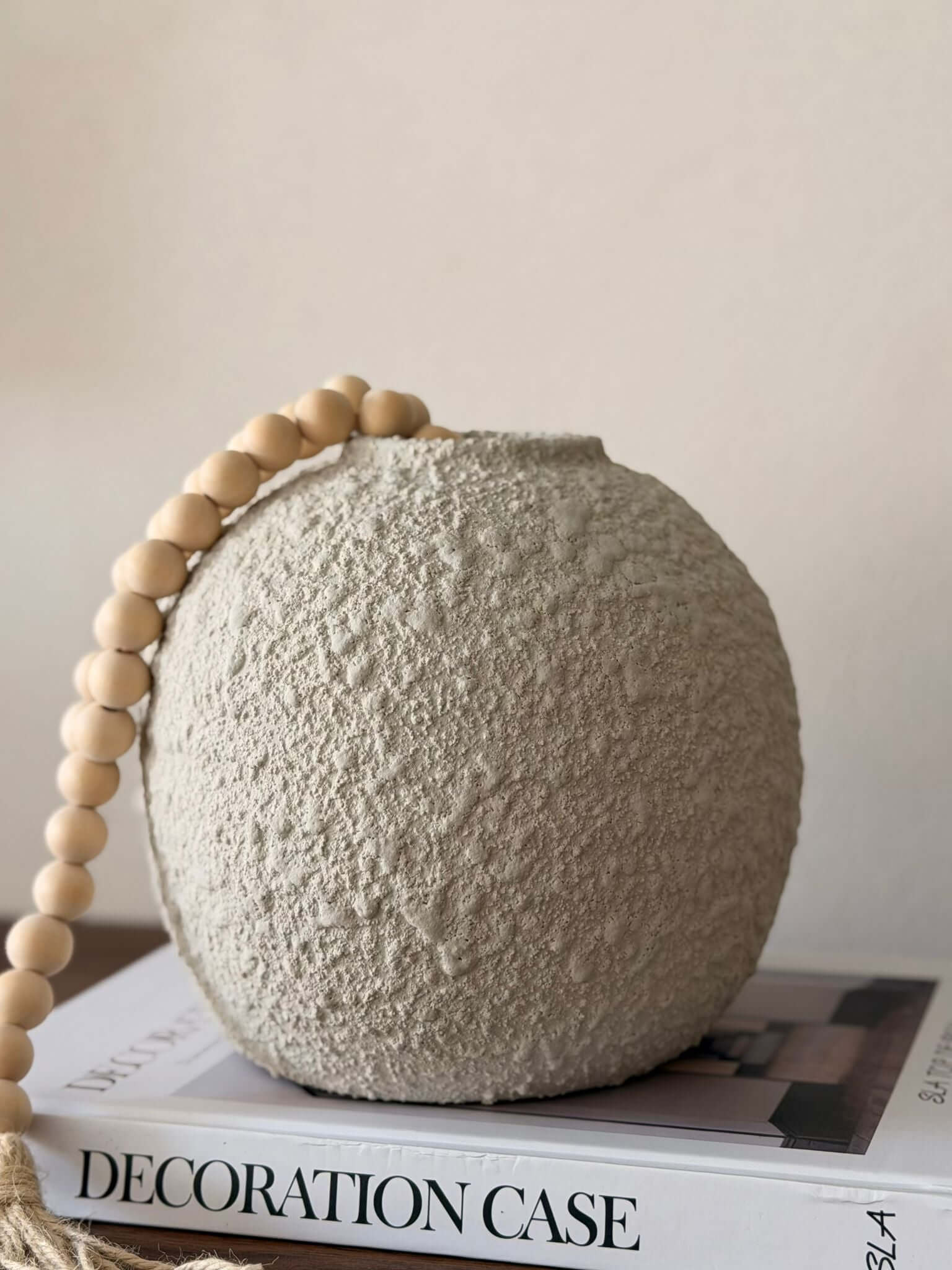 אגרטל אבן סנדי אוף-ווייט