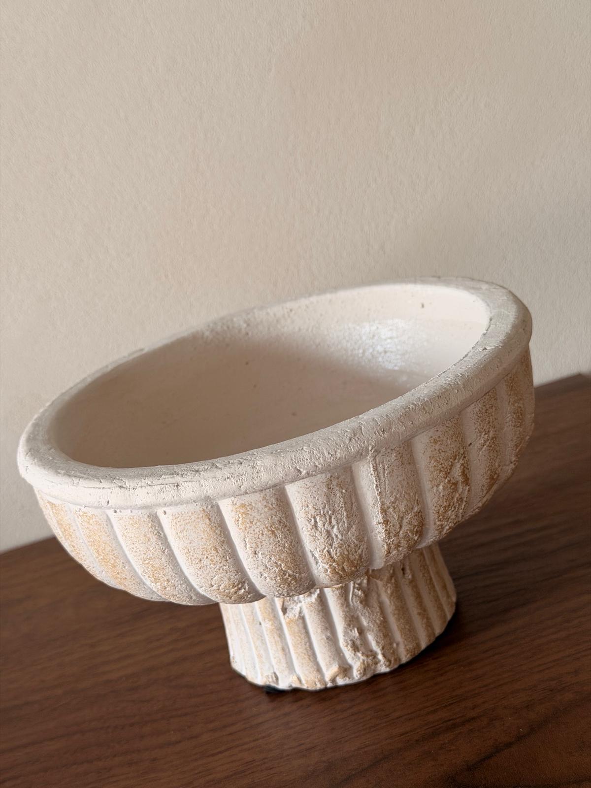 קערת חרס על רגל אטלס