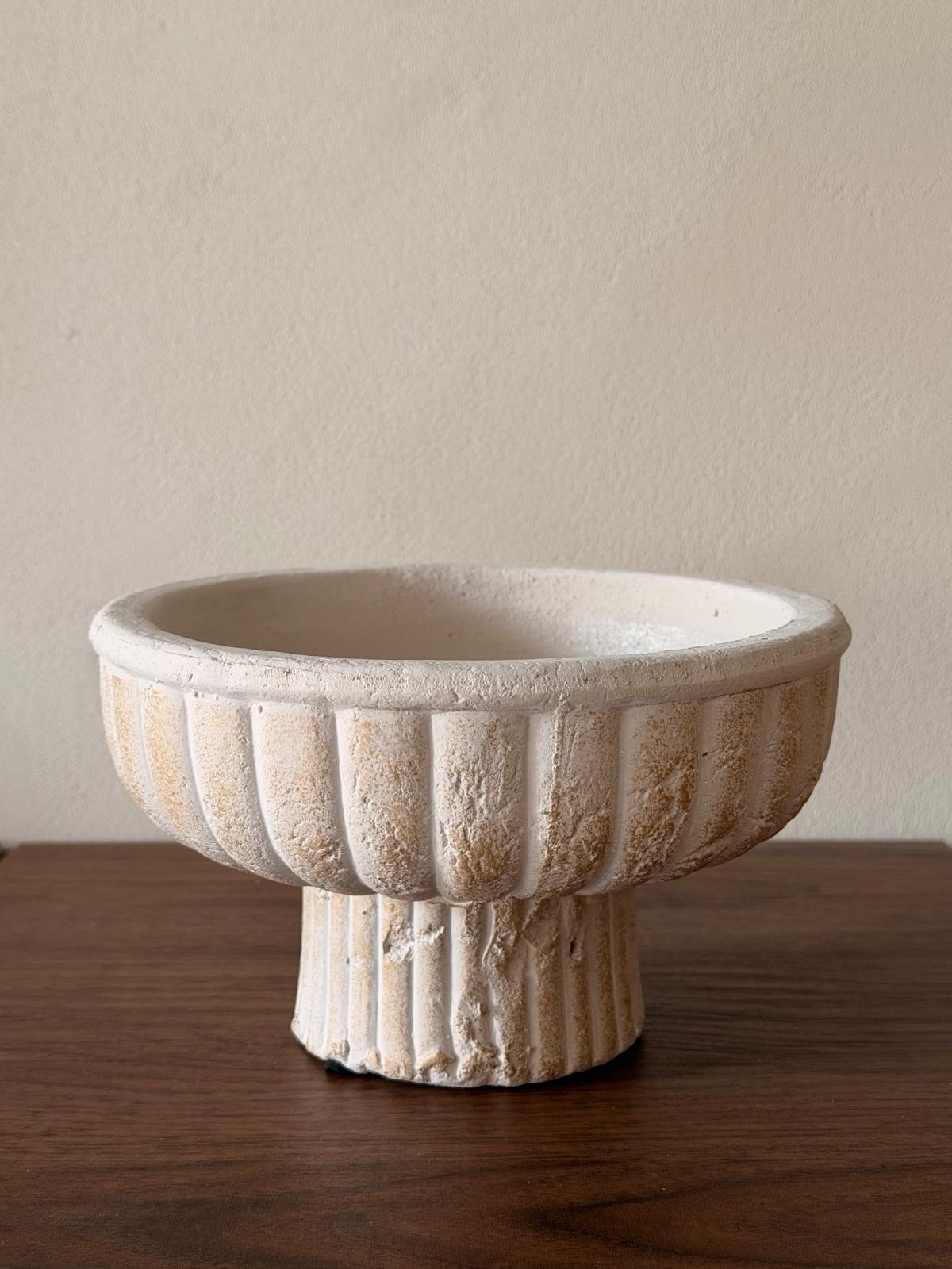 קערת חרס על רגל אטלס