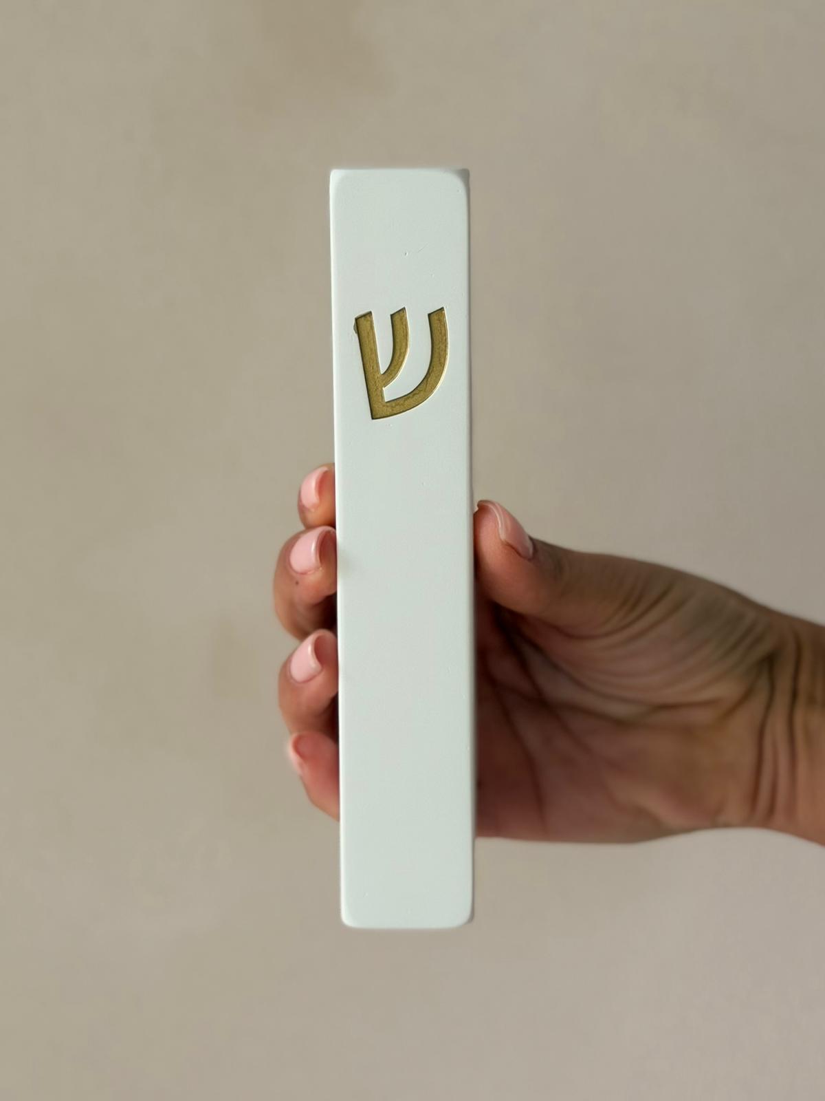 בית מזוזה מבטון לבן בסגנון מינימליסטי עם אות ש׳ בזהב בולט, מתאים לקלף 15 ס״מ