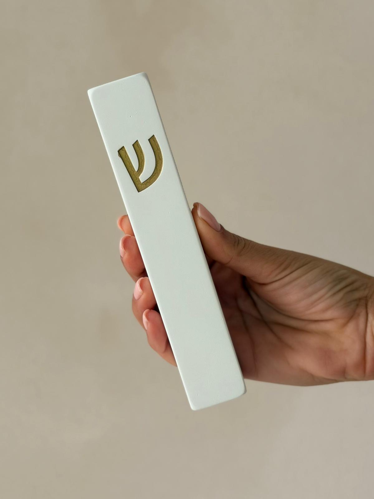 בית מזוזה מבטון לבן בסגנון מינימליסטי עם אות ש׳ בזהב בולט, מתאים לקלף 15 ס״מ | 1item