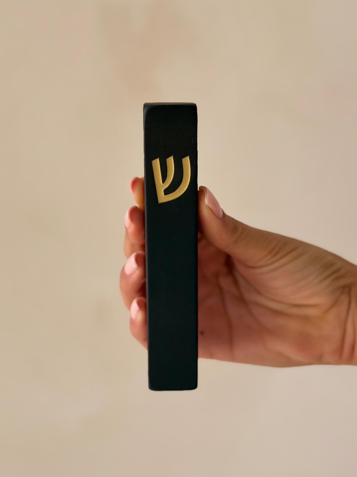 בית מזוזה מבטון שחור אוניקס בעיצוב מינימליסטי עם אות ש׳ בזהב, קיים במספר גדלים