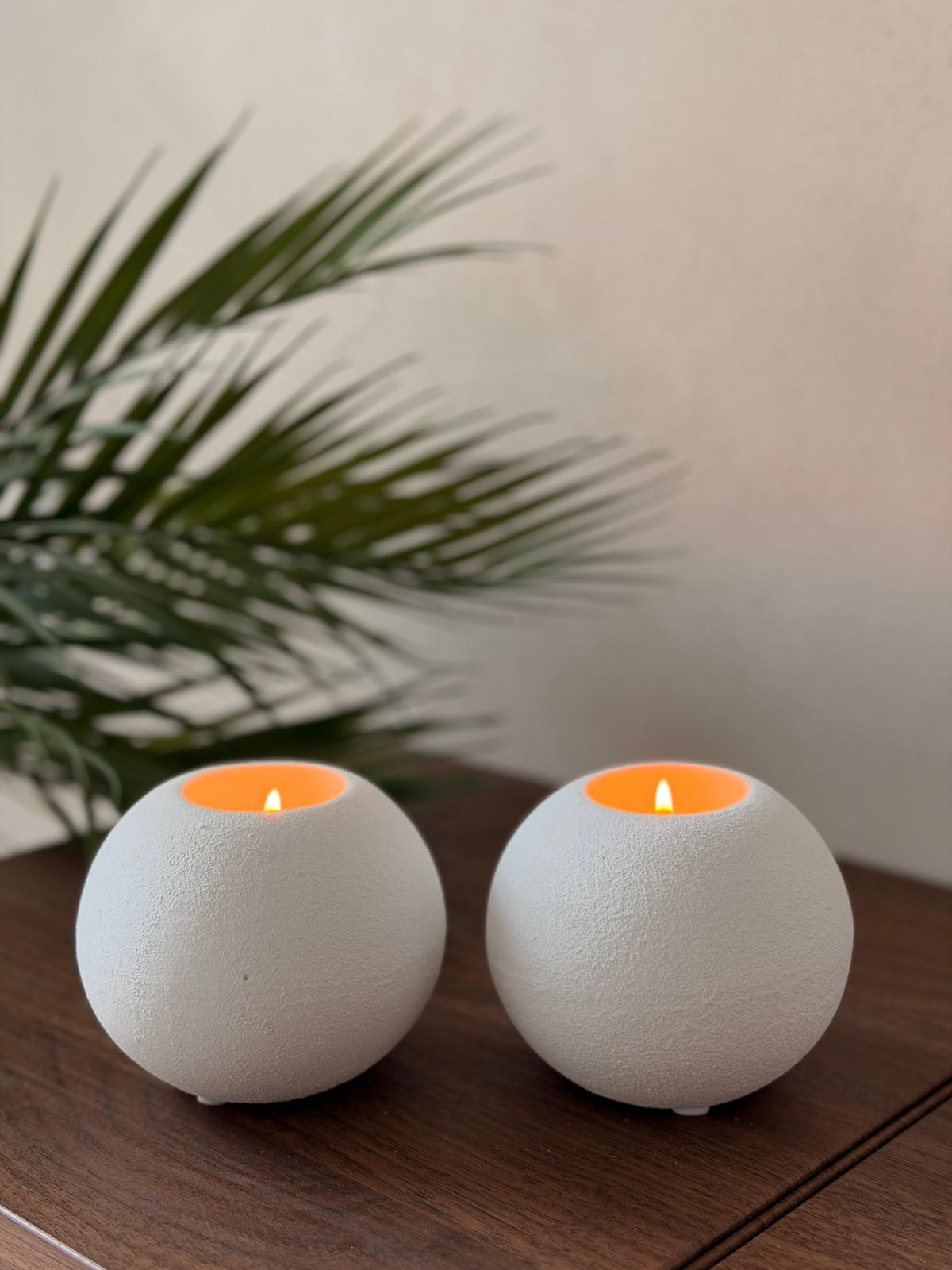 פמוט חרס עגול בצבע לבן בגימור חול מחוספס, עיצוב כדורי נמוך בסגנון אבן טבעית להנחת נר | 1item