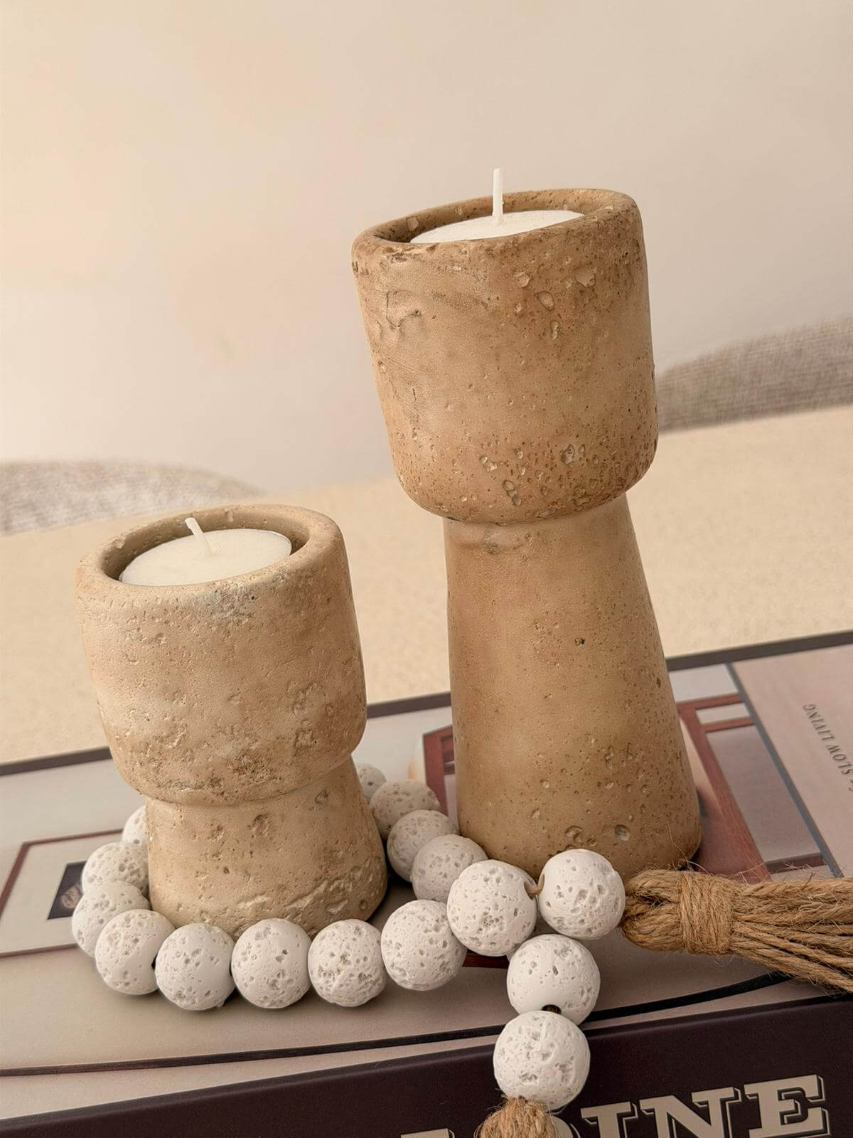 פמוט חרס בסגנון גביע עם טקסטורה נקבובית מחוספסת בהשראת אבן טרוורטין, מתאים לנר טילייט