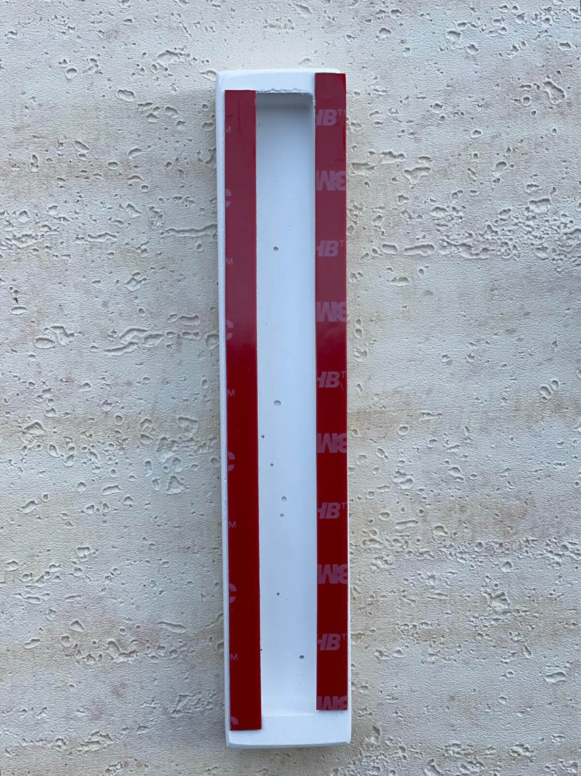 בית מזוזה מבטון בצבע לבן בעיצוב מודרני ומינימליסטי עם גימור טבעי, זמין ב-3 גדלים