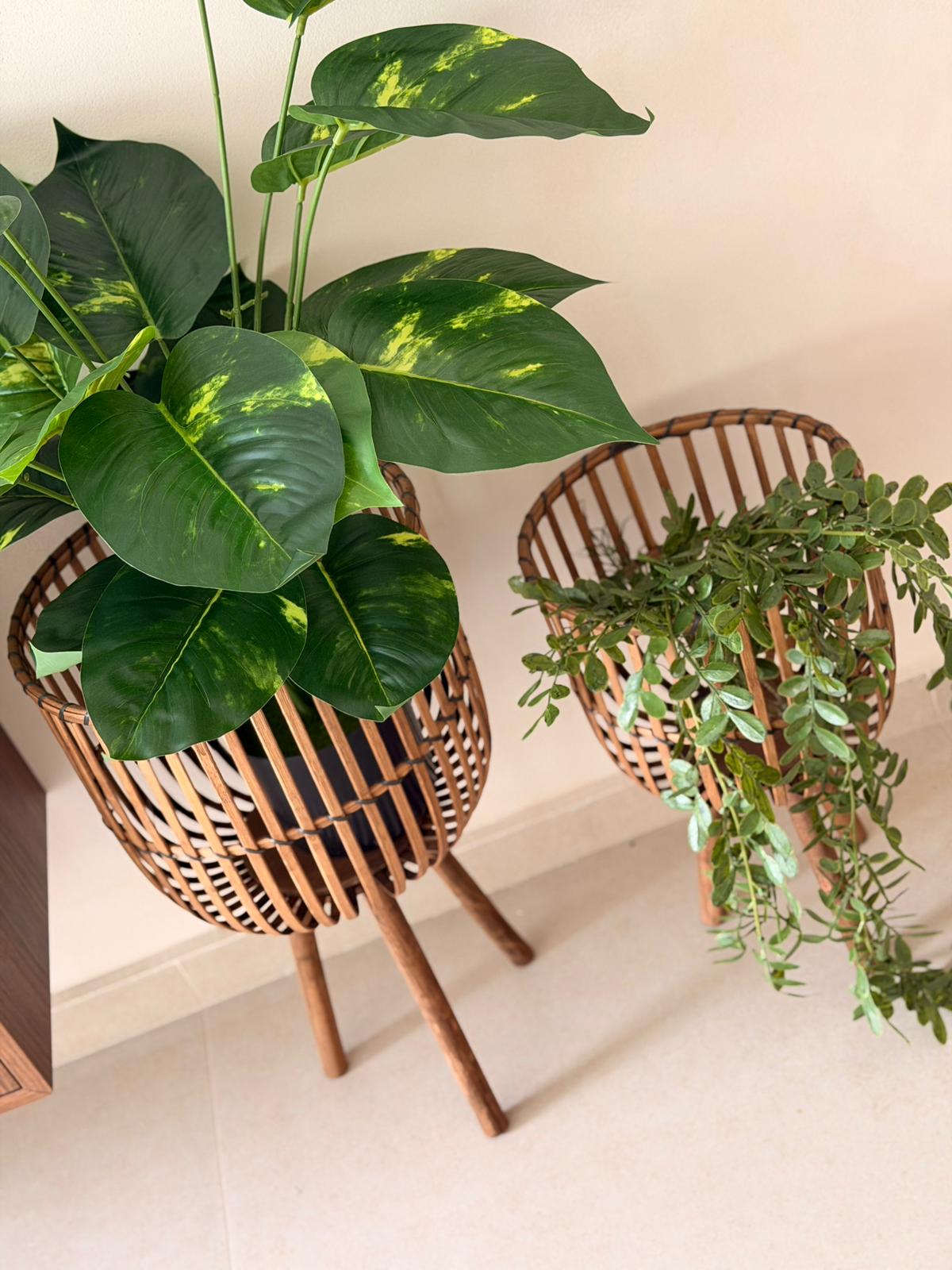 מעמד עץ עם קליעת לולאות לסלון ומרפסת