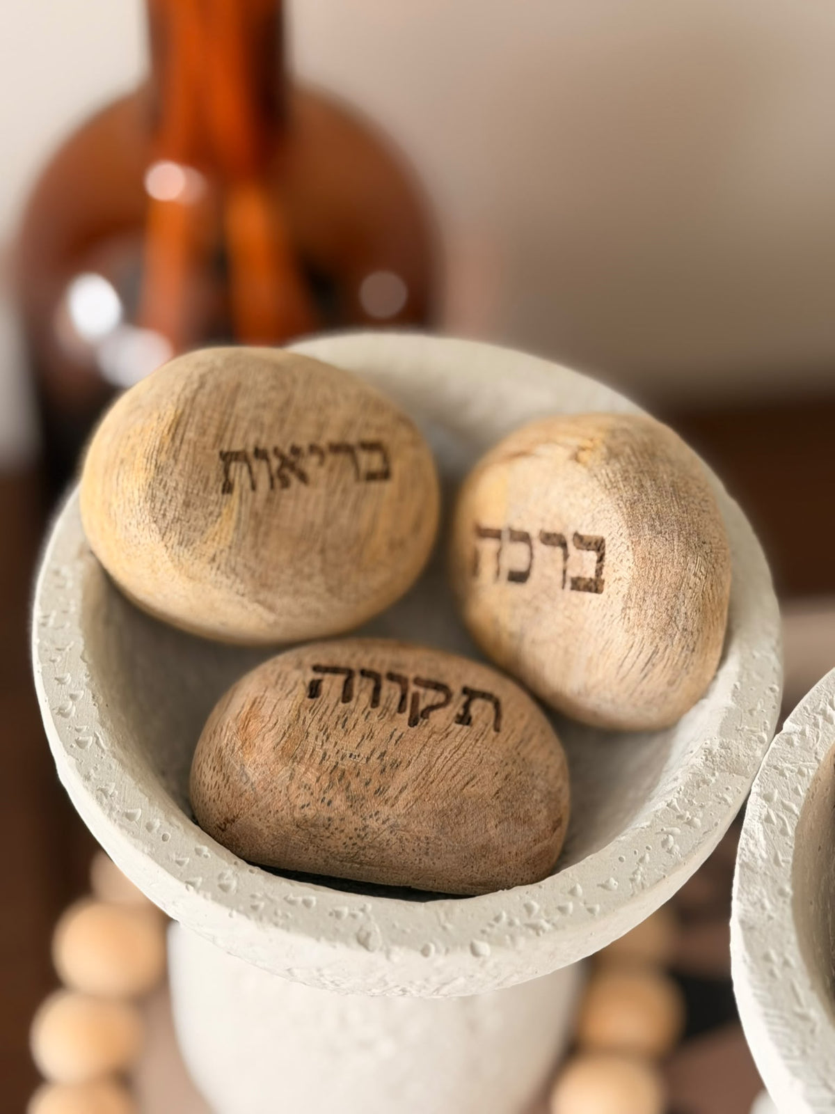 אבן עץ דקורטיבית בגודל כ-3×4 ס"מ עם חריטה בעברית