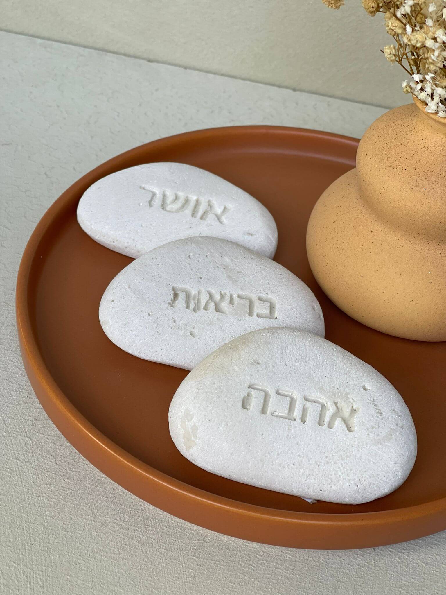 אבן חלוק נחל לבן - מילה לבחירה