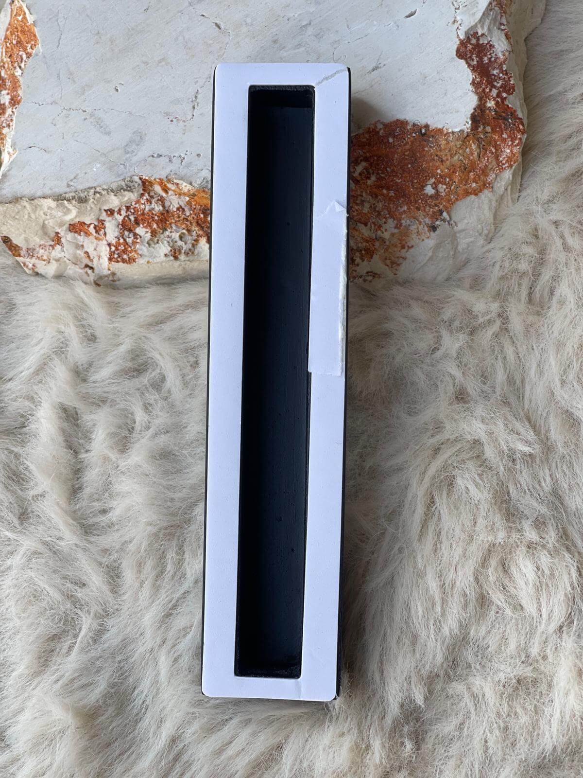 בית מזוזה שחור וכתבתם