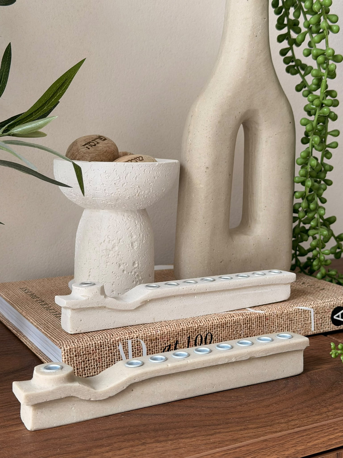חנוכיה מבטון מעוצבת קטנה בצבע לבחירה