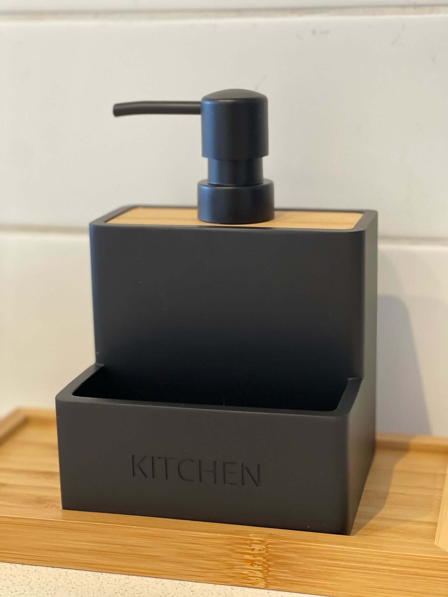 דיספנסר כלים שחור בשילוב עץ