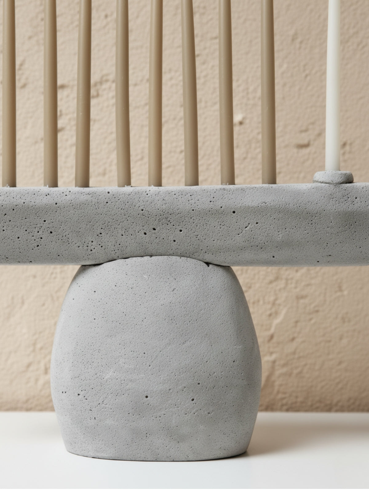 חנוכיית בטון אפורה א-סימטרית