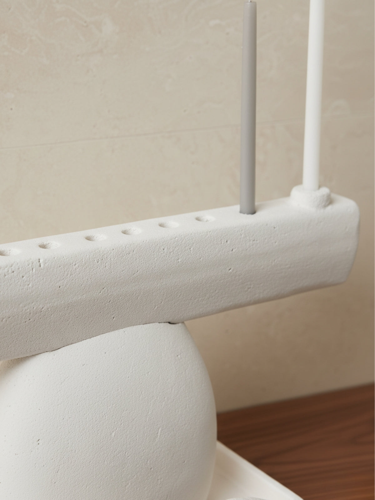 חנוכיית בטון לבנה א-סימטרית