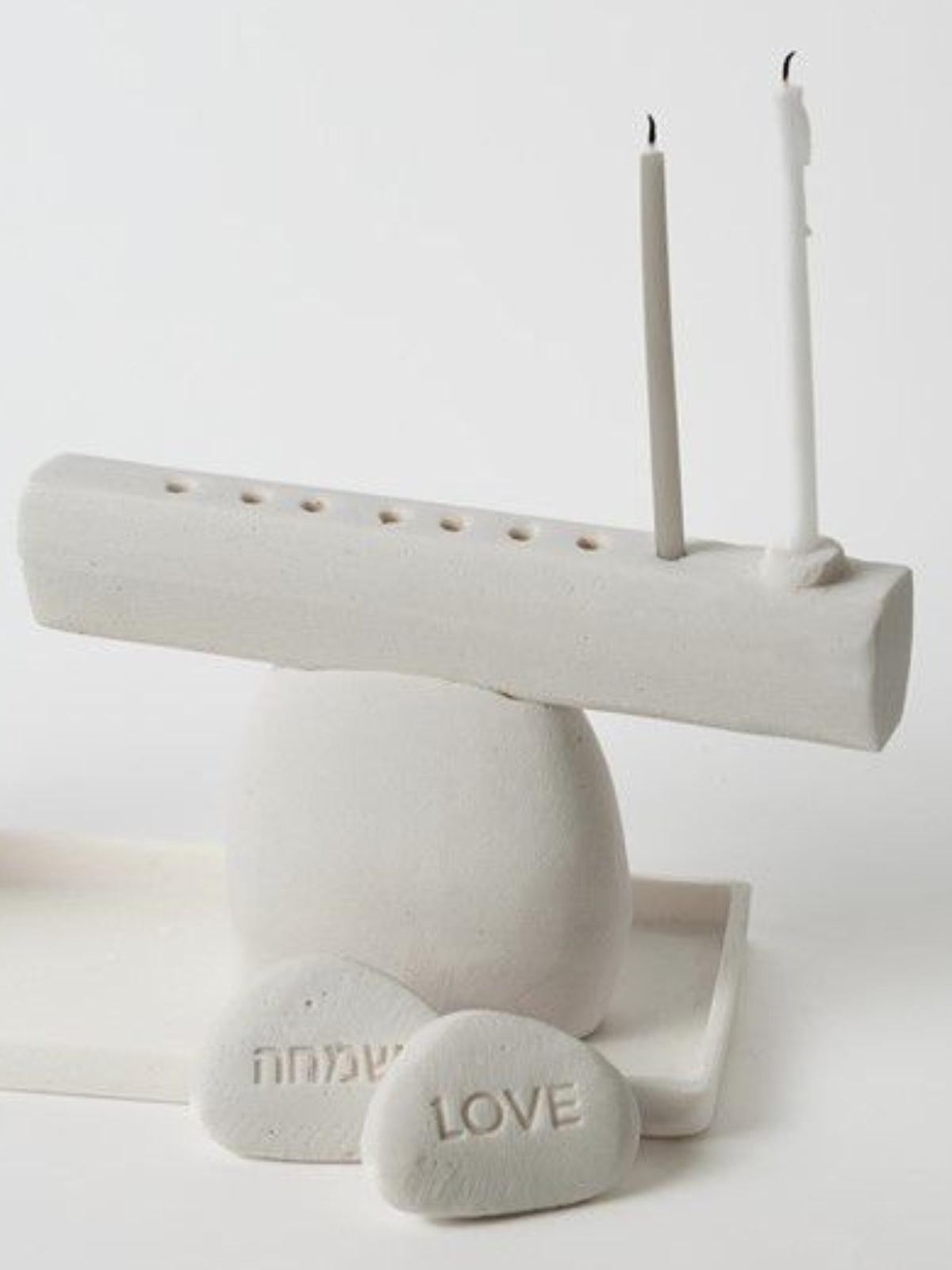 חנוכיית בטון לבנה א-סימטרית