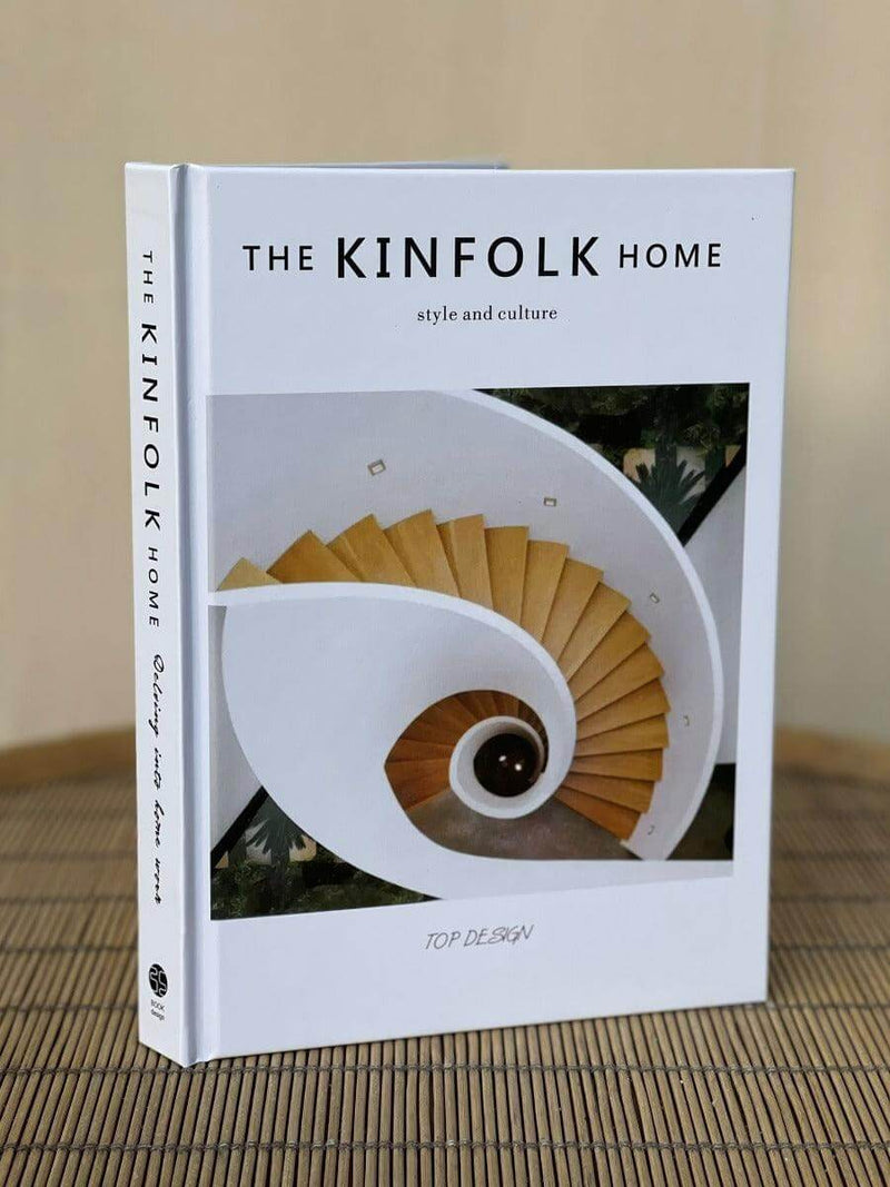 ספר עיצוב KINFOLK פתוח עם כריכה קשיחה ודפים צבעוניים, 19x27 ס"מ, פריט אלגנטי לעיצוב הבית והמשרד