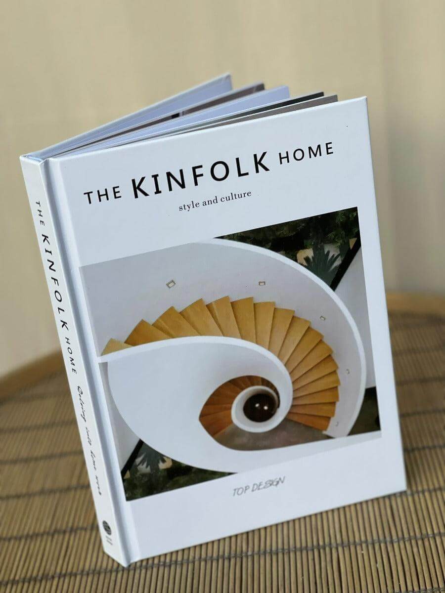 ספר עיצוב KINFOLK פתוח עם כריכה קשיחה ודפים צבעוניים, 19x27 ס"מ, לעיצוב הבית והמשרד | 1item