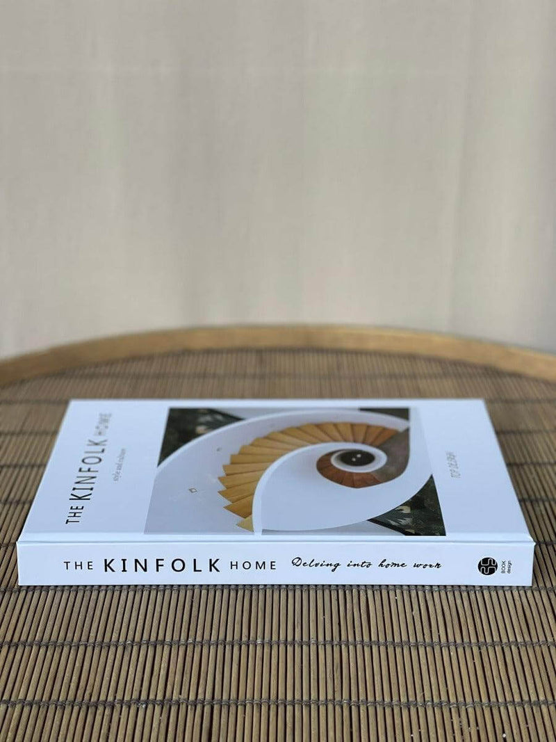 ספר עיצוב KINFOLK פתוח עם כריכה קשיחה ודפים צבעוניים, בגודל 19x27 ס"מ, לעיצוב הבית והמשרד