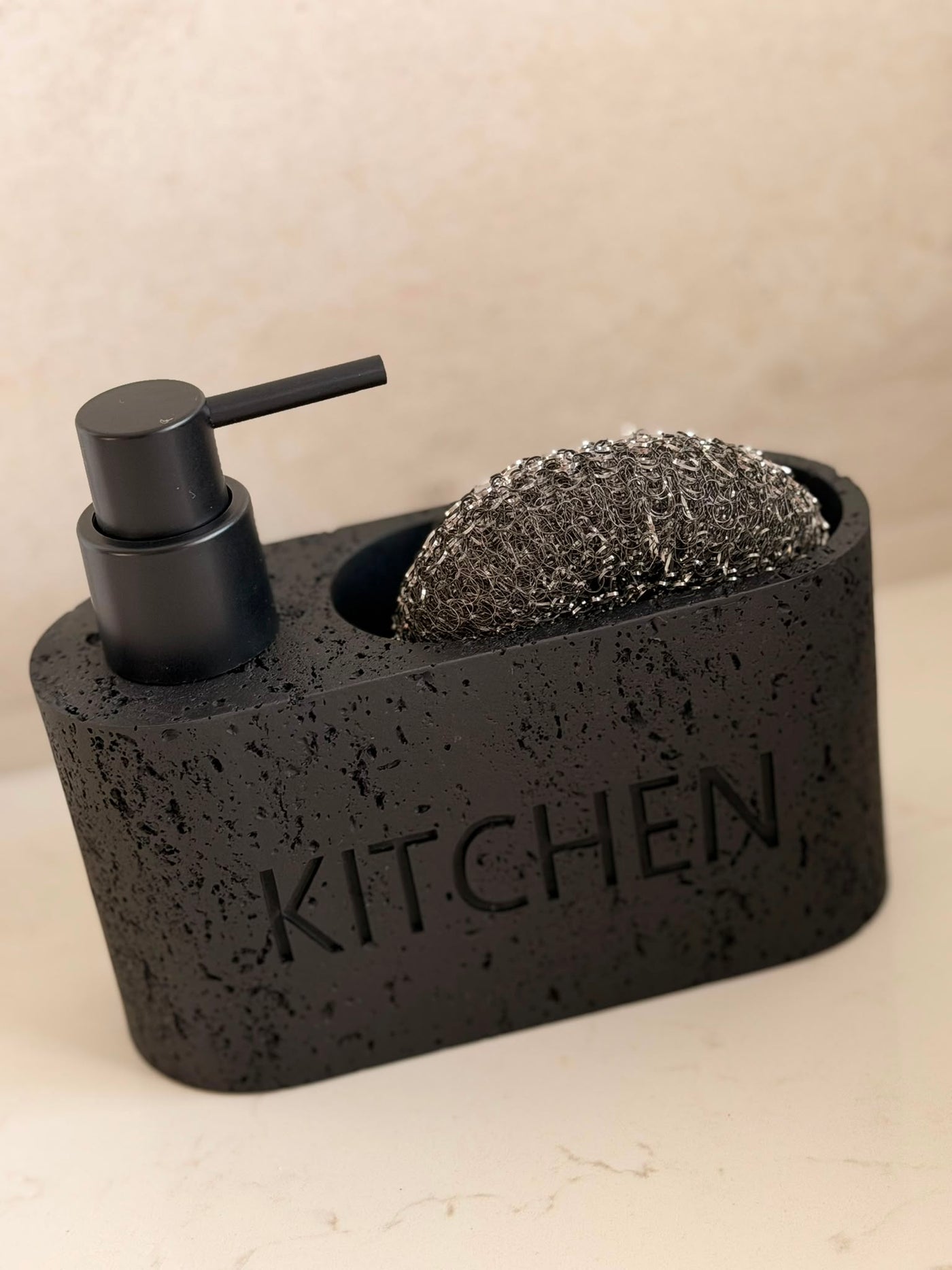 דיספנסר סבון פוליריזין שחור יוקרתי עם כיתוב Kitchen