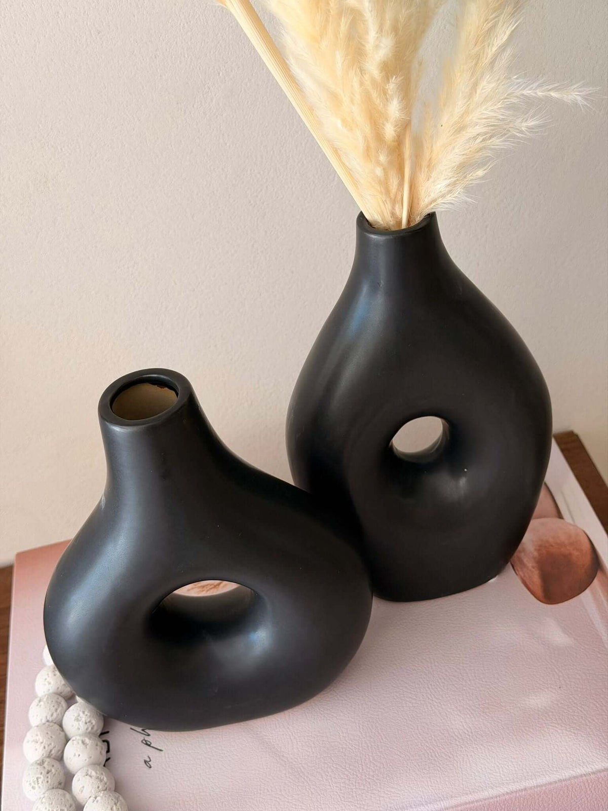 סטיילינג יוקרתי עם אגרטלי קרמיקה שחורים מט