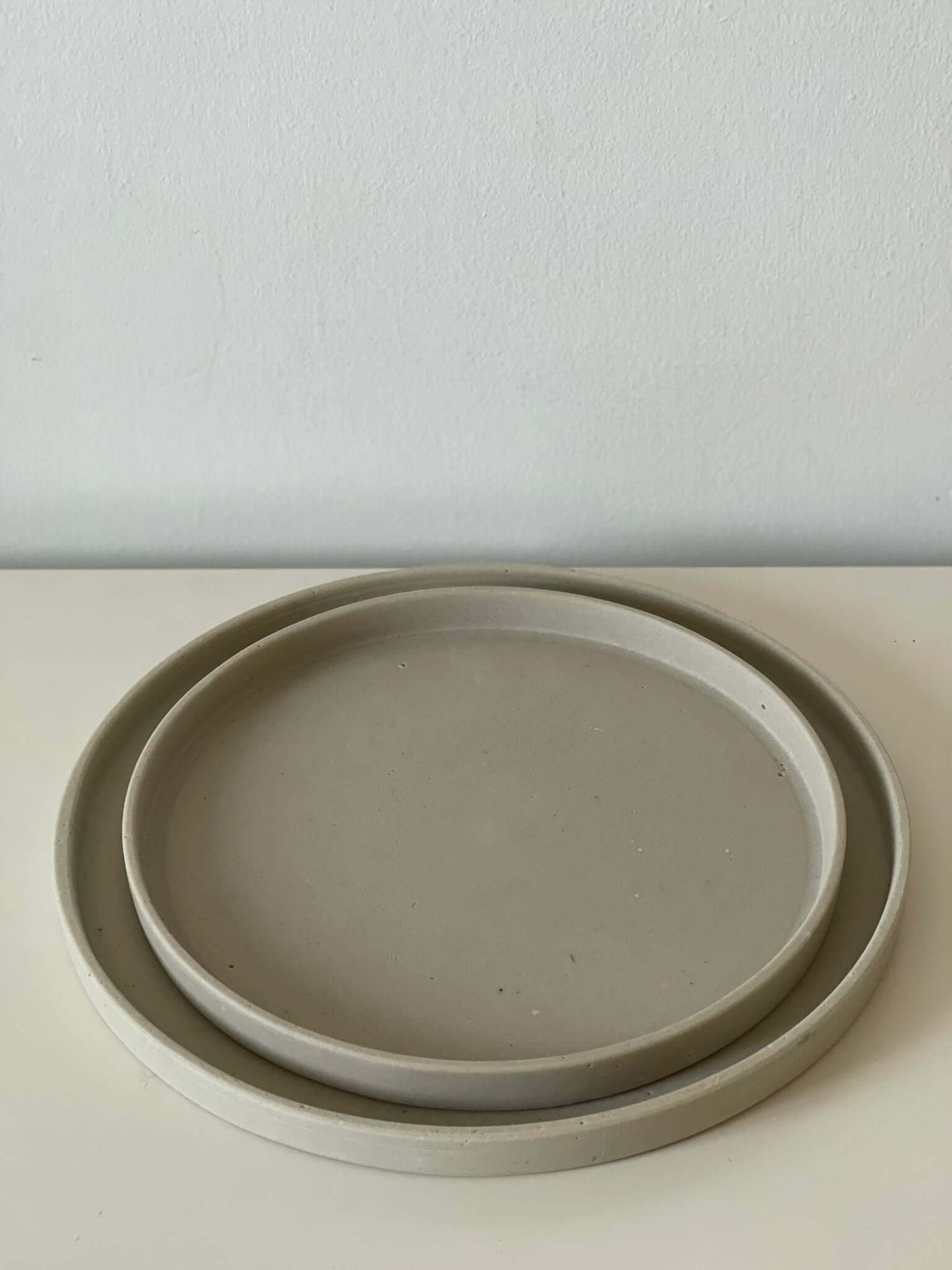 מגש בטון עגול בגוון סהרה