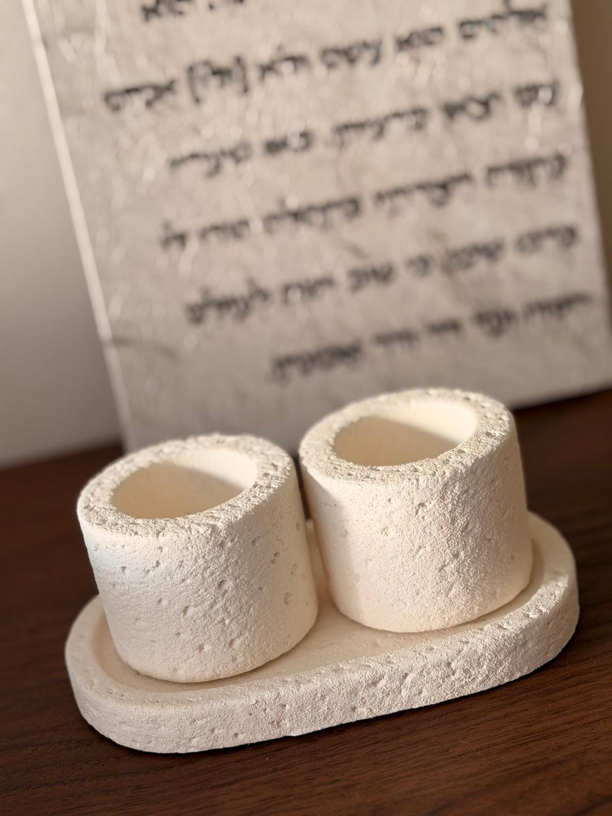 סט פמוטים מאבן בגוון בהיר עם טקסטורה מחוספסת טבעית