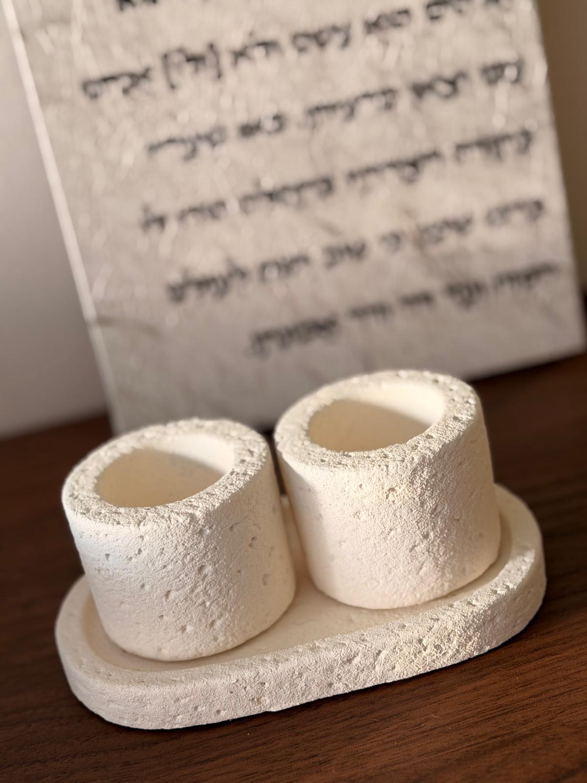 סט פמוטים עם מגש בעיצוב מעוגל ומינימליסטי לשולחן השבת