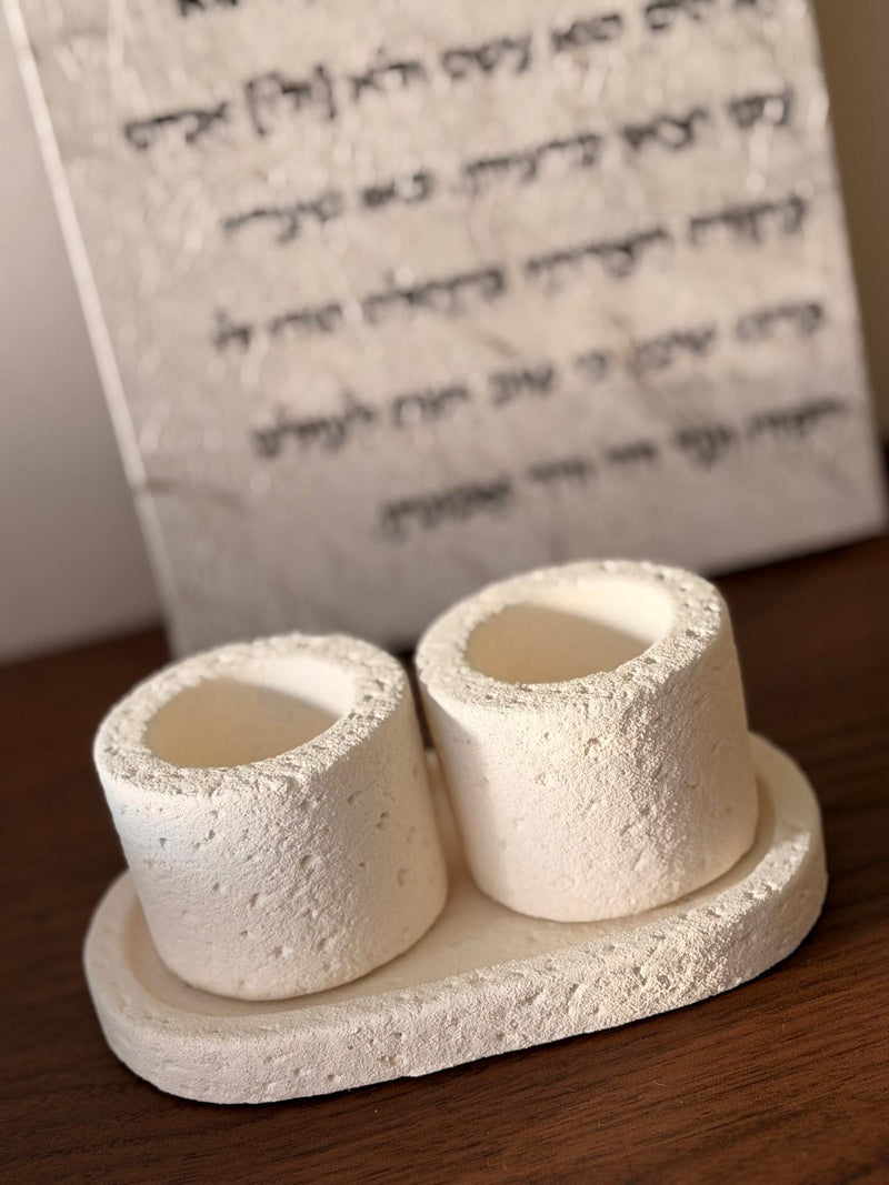 סט פמוטים עם מגש בעיצוב מעוגל ומינימליסטי לשולחן השבת