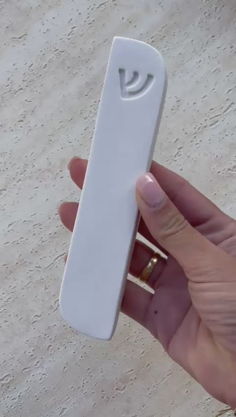 סרטון בית מזוזה מבטון פולימרי לבן עם כיתוב טיפוגרפי - לקלף 10 או 12 ס"מ