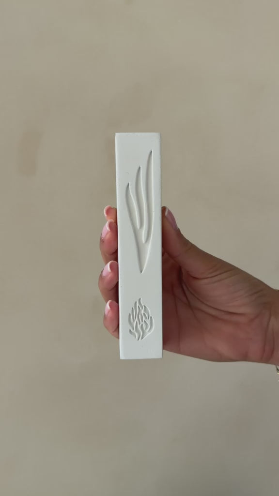 בית מזוזה לבן עם עיטור שין וברכת הבית המובלטים בגוון אחיד