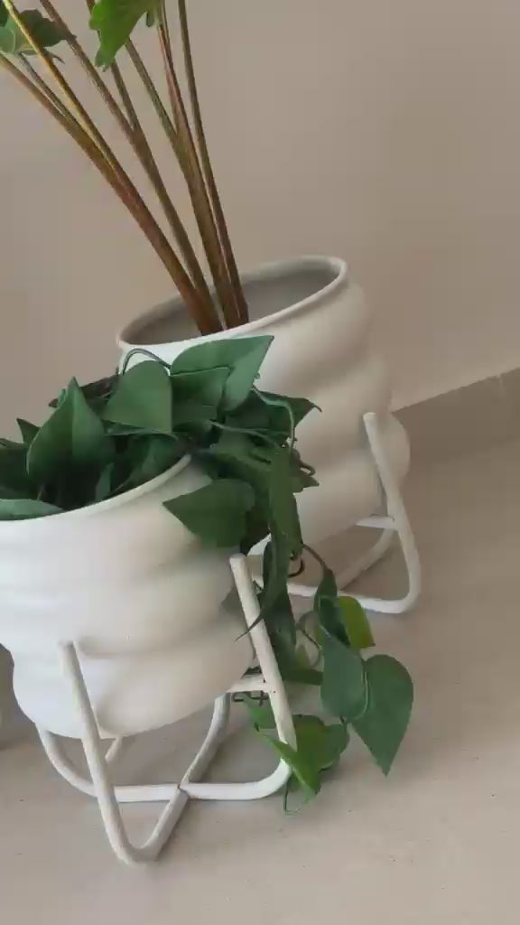 סרטון מעמד עציץ ממתכת לבן דגם גלים בגימור מט