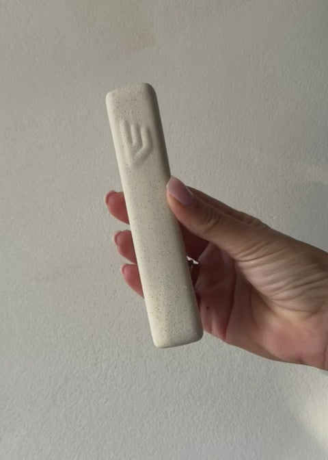 בית מזוזה בגוון אבן בהיר עם עיטור שין עדין ופינות מעוגלות