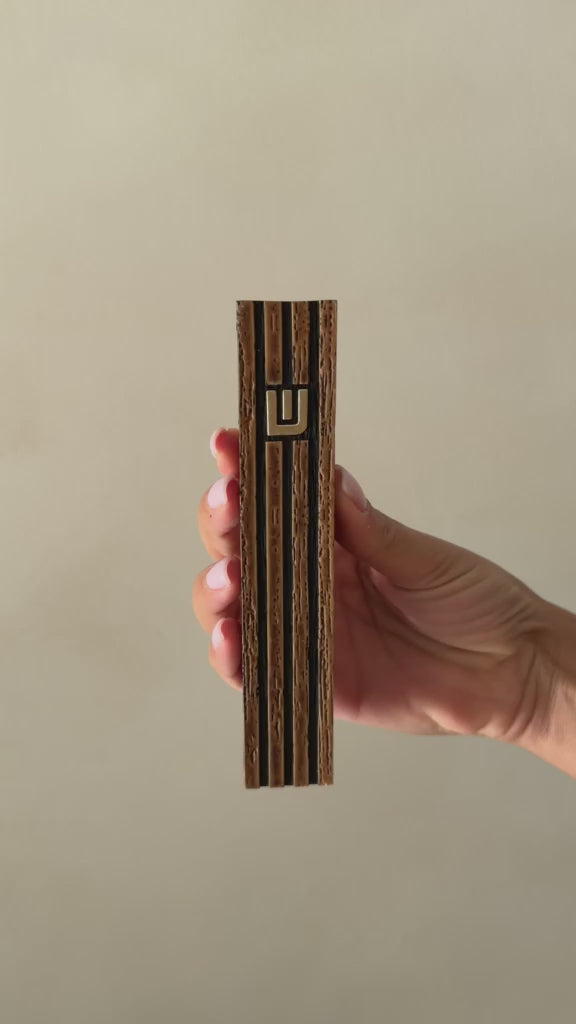 סרטון בית מזוזה דגם אילן בגימור עץ עם פסים שחורים ואות ש' זהובה