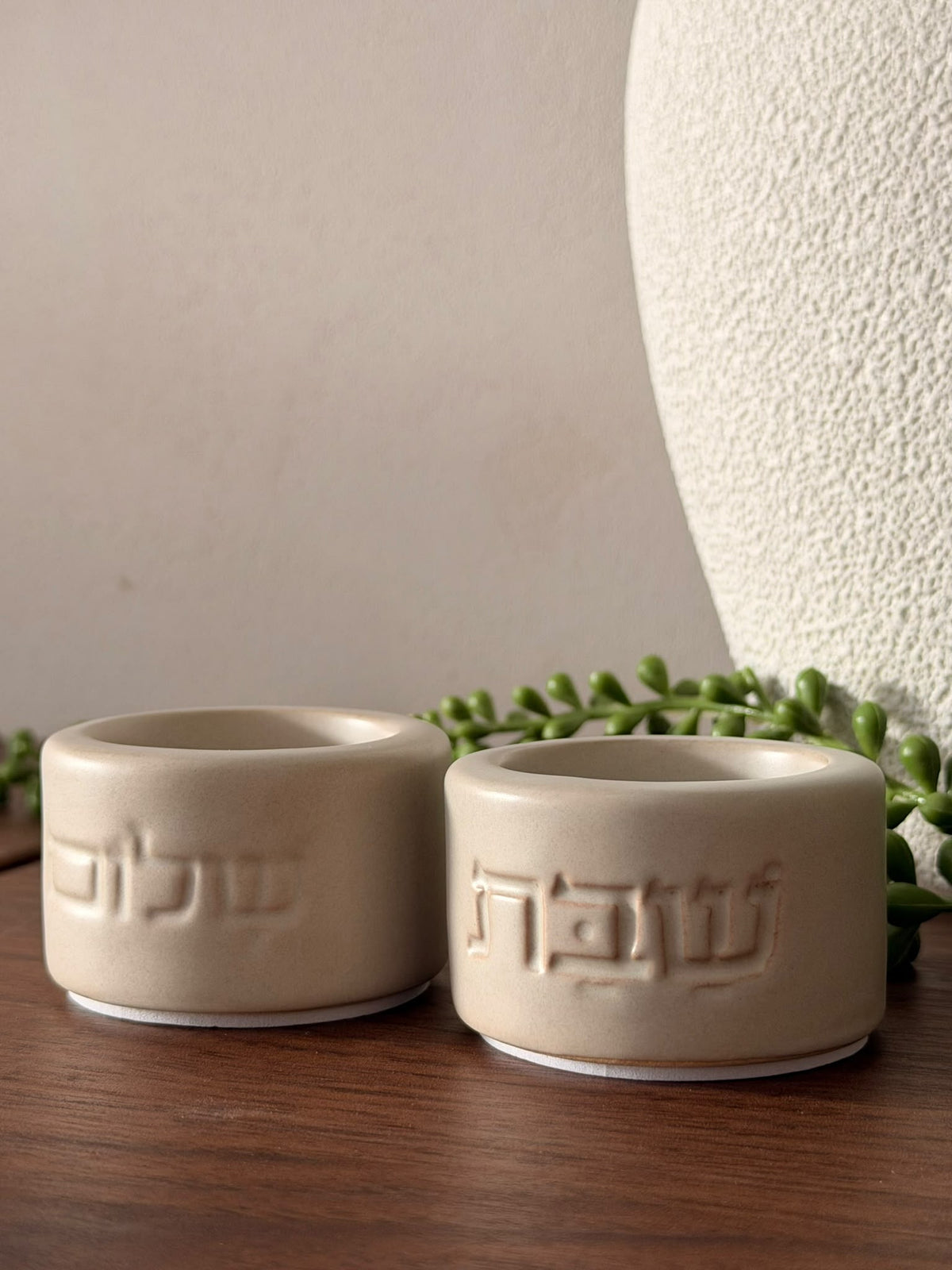 סט פמוטים לנרות שבת מקרמיקה צבע אבן – שבת שלום
