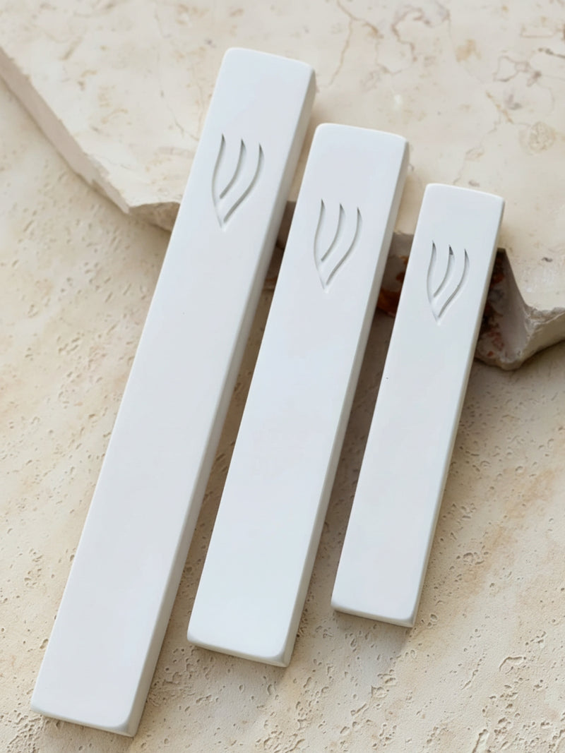 בית מזוזה מבטון בצבע לבן בעיצוב מודרני ומינימליסטי עם גימור טבעי, זמין ב-3 גדלים | 1item