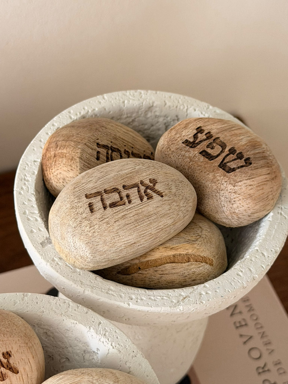 אבני עץ דקורטיביות להנחה במגש נוי או בקערית
